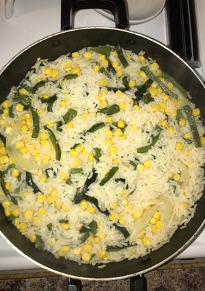 Una foto de Arroz blanco con elote y poblano