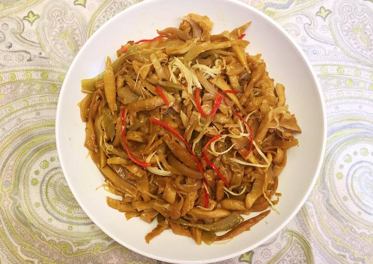酸菜炒麵腸