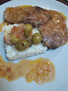 Una foto de Escalopines de ternera con aceitunas y guarnición de arroz