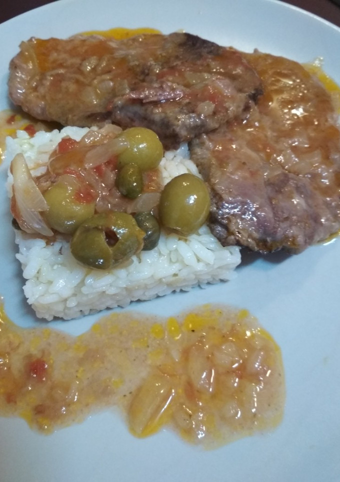 Una foto de Escalopines de ternera con aceitunas y guarnición de arroz