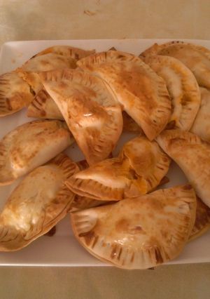 Una foto de Empanadillas de queso, tomate seco y orégano