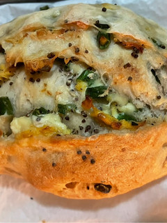 รูปของ ขนมปังไข่คนกุ๊ย(ช่ายและงาขี้ม่อน) 🍞🧀Scallion and Scrambled Egg Bread)🍞