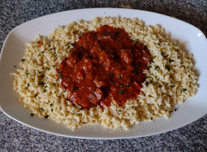 Una foto de Goulash con spaetzles de Bigote Cocina