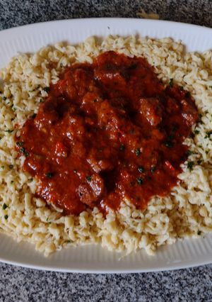 Una foto de Goulash con spaetzles de Bigote Cocina