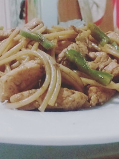 Una foto de Pasta salteada en pollo, pimentón y salsa de soja