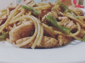 Una foto de Pasta salteada en pollo, pimentón y salsa de soja