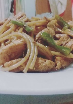 Una foto de Pasta salteada en pollo, pimentón y salsa de soja
