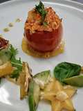 Tomate relleno picante con salsa de carambolo y marañon