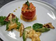 Una foto de tomates rellenos de atun y queso