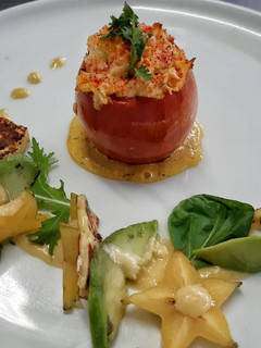 Una foto de Tomate relleno picante con salsa de carambolo y marañon
