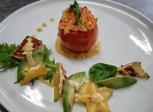 Una foto de Tomate relleno picante con salsa de carambolo y marañon