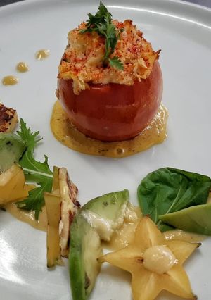 Una foto de Tomate relleno picante con salsa de carambolo y marañon