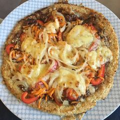 A picture of Thai cauliflower pizza with satay sauce base.