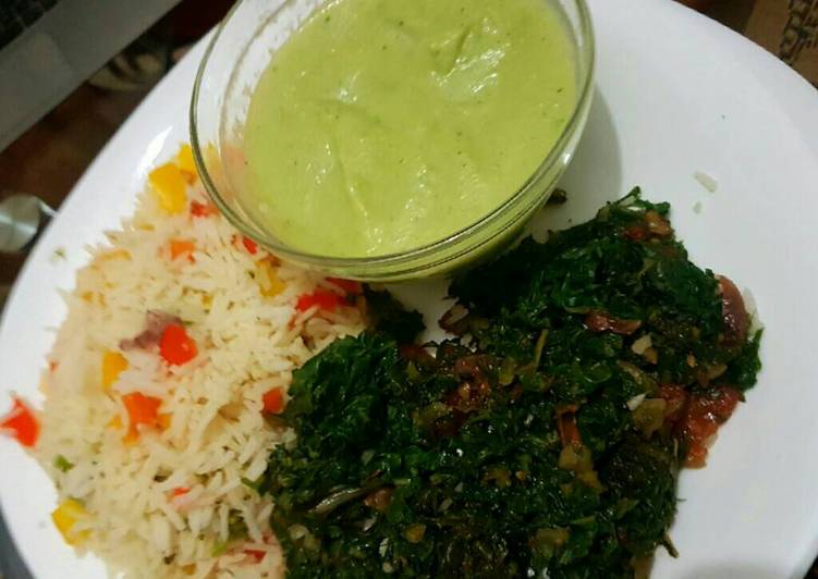Vegetable rice Served with spinach and brocolli soup