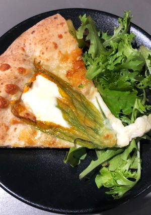 Une photo de Pizza mozzarella fleur de courgettes