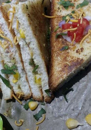 मेयोनेज़ ग्रीन चटनी जम्बो सैंडविच(mayonnise green chutney jumbo sandwich recipe in hindi) रेसिपी मुख्य फोटो