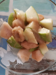 Una foto de Ensalada de frutas con natilla
