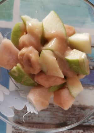 Una foto de Ensalada de frutas con natilla