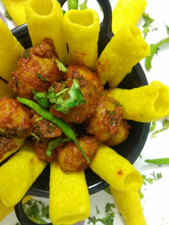 A picture of Lasaniya Aloo With Yellow Bhungra.