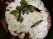 Una foto de portobello con queso azul