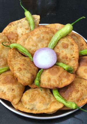 A picture of Lukhmi (hyderabadi samosa).