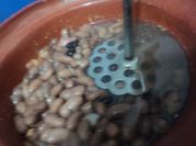 Una foto de frijoles machacados