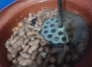 Una foto de Frijoles revueltos machacados con pulque