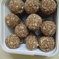 Gond laddu A picture of Gond laddu.