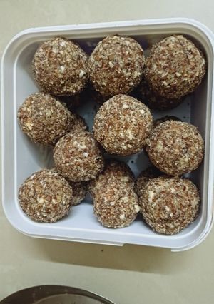 A picture of Gond laddu.