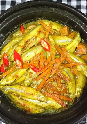Hình của món Cá Linh Kho lá Nghệ.