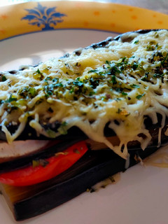Una foto de Milhojas de berenjena, queso y tomate 🍆🧀🍅