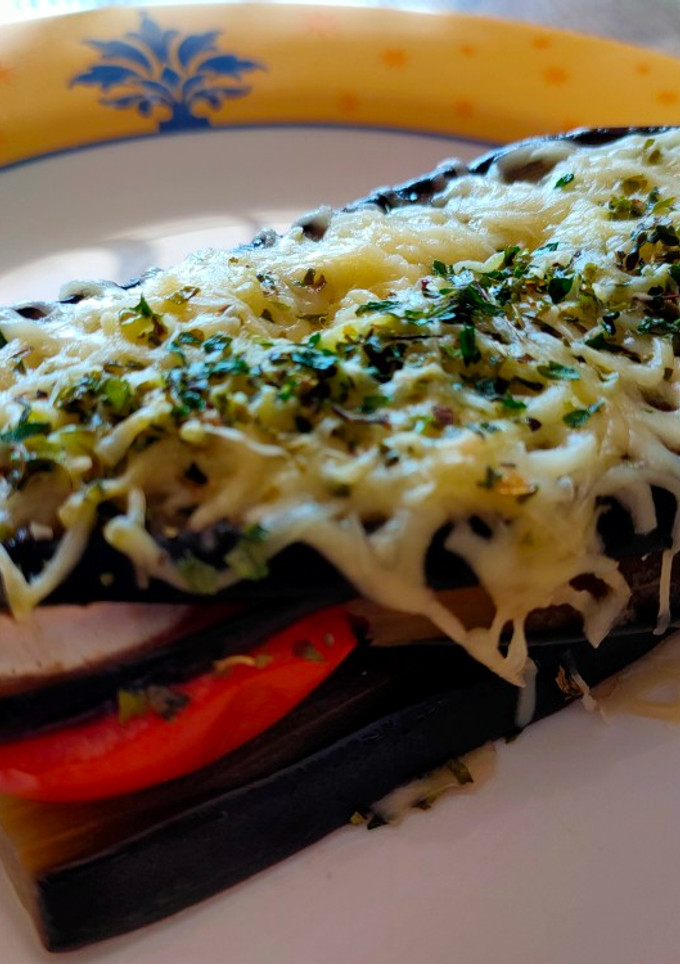 Una foto de Milhojas de berenjena, queso y tomate 🍆🧀🍅