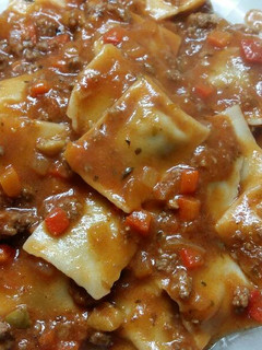 Una foto de Ravioles con salsa bolognesa