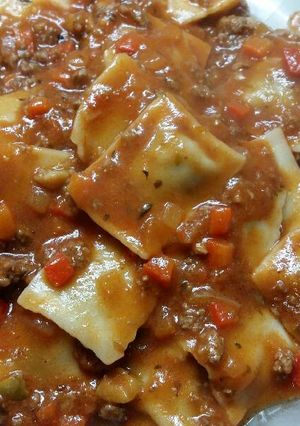 Una foto de Ravioles con salsa bolognesa