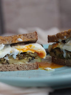 Una foto de Bocata de verduras asadas y huevo poché