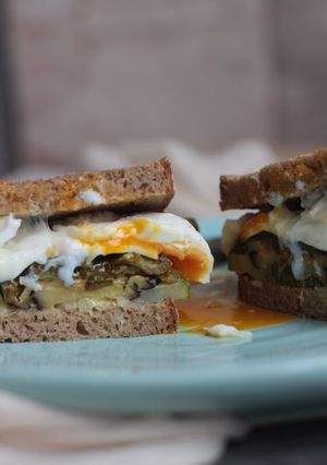 Una foto de Bocata de verduras asadas y huevo poché