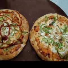 A picture of Onion amd capsicum pizza.