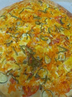 صورة لوصفة بيتزا خضروات 🥒🍅🫑🧀