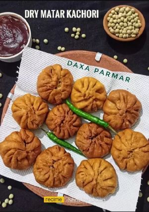A picture of Khasta Dry Matar Kachori.
