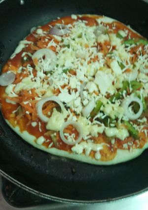 पिज़्ज़ा (Pizza recipe in hindi) रेसिपी मुख्य फोटो