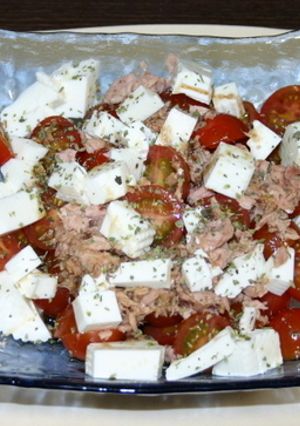 Una foto de Ensalada de cherrys, atún y boconchinos