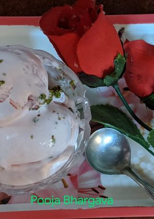 रोज़ पिस्ता आइस क्रीम (Rose Pista ice cream recipe in hindi) रेसिपी मुख्य फोटो