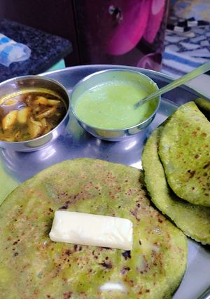 बथुआ आलू का पराठा और रायता रेसिपी मुख्य फोटो