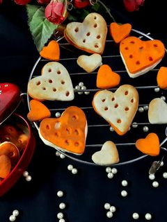 हार्ट शेप वनीला बटर कुकीज़ (Heart shape vanilla butter cookies recipe in hindi) रेसिपी मुख्य फोटो