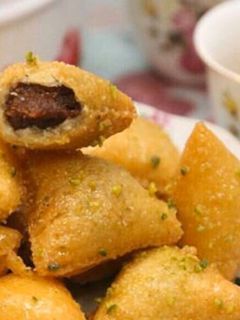 صورة لوصفة مثلثات السميد بالتمر وجبن الكيري