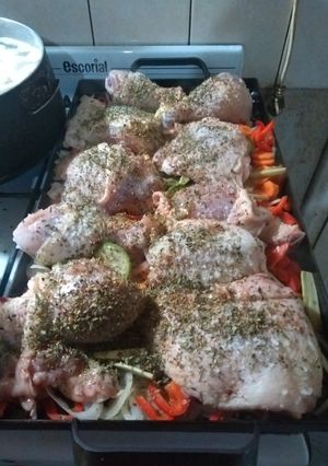 Una foto de Pollo con verduras a la plancheta