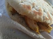 Una foto de kebab pollo