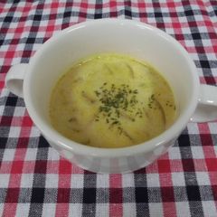 A picture of Onion curry soup.