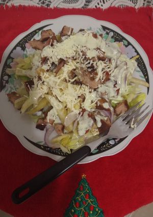 Una foto de Fiestin de papitas con carne de cerdo bañadas en salsa blanca
