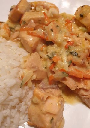 Une photo de Duo de saumon et crevettes petits légumes et son riz